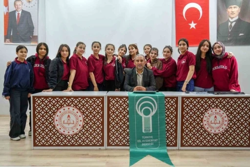 Lisesi &ouml;ğrencileriyle "Fotoğraflarla şehrin dilini anlamak" &uuml;zerine s&ouml;yleyişi
