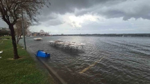 Lodos vurdu, Tekirdağ sahili suyla kaplandı
