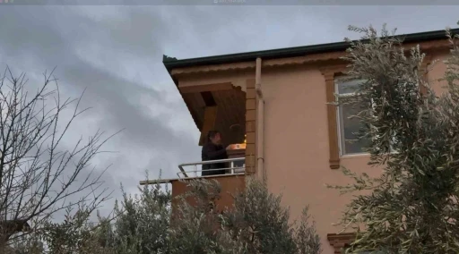 Lodosun etkisiyle alevler komşu binaya sı&ccedil;radı: Balkondaki alevli eşyaları aşağı attı
