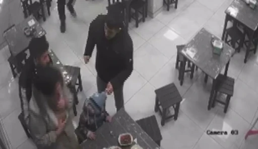 Lokantacı esnafından kadın m&uuml;şterisine hayat kurtaran manevra
