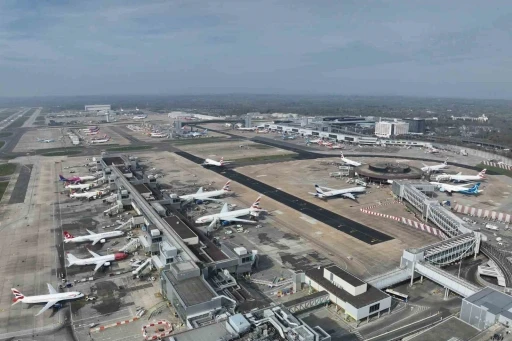 Londra&rsquo;daki Gatwick Havalimanı&rsquo;nda su kesintisi: Tuvaletler &ccedil;alışmadı, restoranlar kapandı

