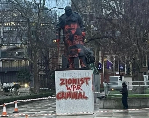 Londra&rsquo;daki Winston Churchill heykeline kırmızı boyalarla İsrail protestosu
