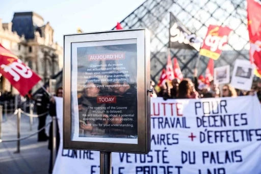 Louvre M&uuml;zesi grevi uzatma kararı aldı
