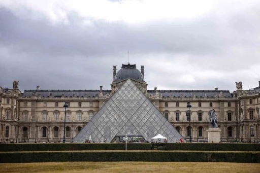 Louvre Müzesi’nde su sızıntısı: Yaklaşık 400 nadir kitap hasar gördü
