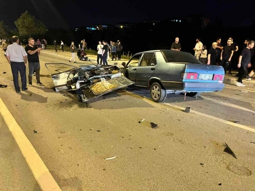 Lüks araçla çarpışan Tofaş ikiye bölündü
