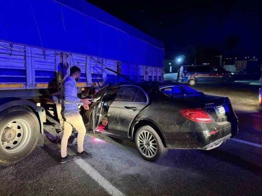 L&uuml;ks otomobil benzin istasyonundan &ccedil;ıkan tırın altına girdi: 1&rsquo;i ağır 2 yaralı

