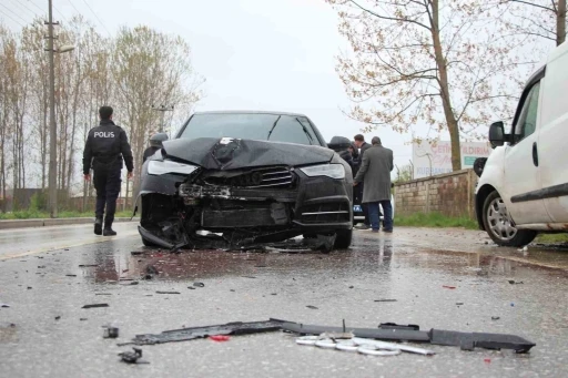Lüks otomobil, hafif ticari araca çarptı, 2 kişi yaralandı: Kaza anı kamerada
