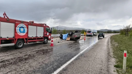 L&uuml;ks otomobil kontrolden &ccedil;ıkıp takla attı: 2 &ouml;l&uuml;
