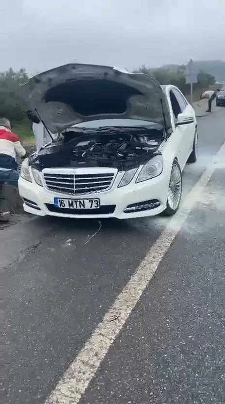 L&uuml;ks otomobil k&uuml;le d&ouml;nmeden s&ouml;nd&uuml;r&uuml;ld&uuml;
