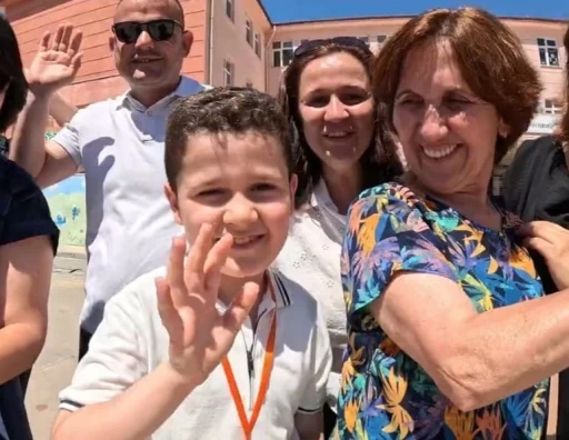 Lüleburgaz’da lösemiyi yenen öğrenci için gökyüzüne balonlar bırakıldı

