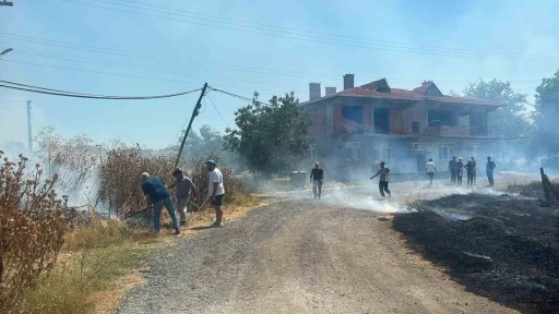 L&uuml;leburgaz&rsquo;da otluk alan ve anız yangını s&ouml;nd&uuml;r&uuml;ld&uuml;
