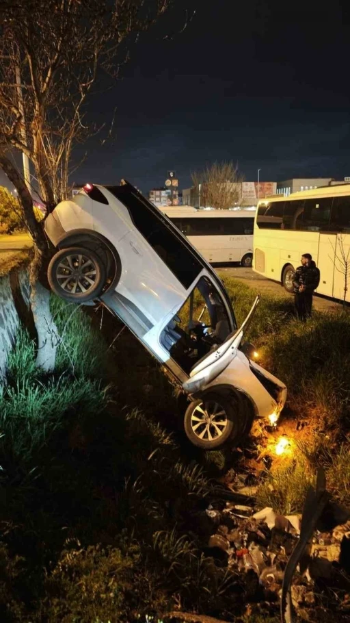 L&uuml;leburgaz&rsquo;da otomobil AVM otoparkına ara&ccedil; u&ccedil;tu
