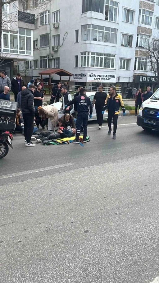 L&uuml;leburgaz&rsquo;da otomobilin &ccedil;arptığı motosikletteki 2 gen&ccedil; yaralandı
