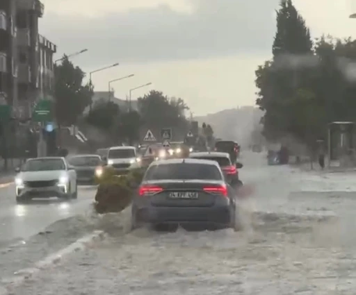 L&uuml;leburgaz&rsquo;da sağanak yağış hayatı fel&ccedil; etti: Cadde ve sokaklar g&ouml;le d&ouml;nd&uuml;
