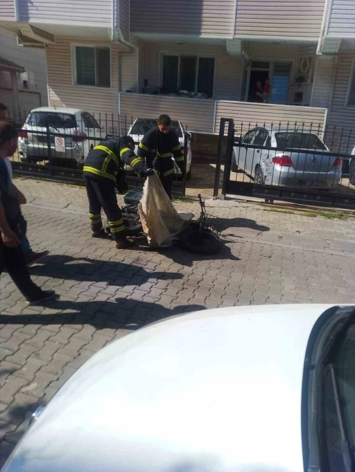 L&uuml;leburgaz&rsquo;da seyir halindeki elektrikli bisikletin pili patladı, s&uuml;r&uuml;c&uuml; yaralandı
