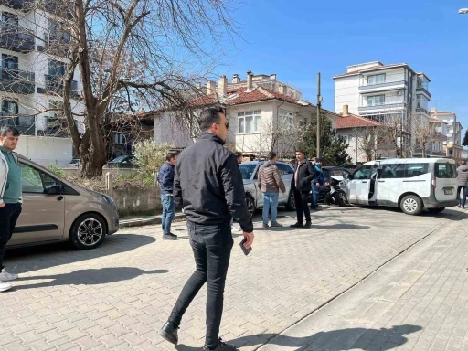 L&uuml;leburgaz&rsquo;da ticari ara&ccedil; park halindeki otomobillere &ccedil;arptı
