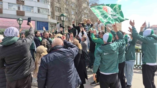 Ma&ccedil; i&ccedil;in gelen Bursaspor taraftarı, Eskişehir&rsquo;i hareketlendirdi
