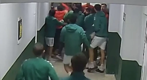 Ma&ccedil; &ouml;ncesi ortalık karıştı: Futbolcular kramponlarla darbedildi
