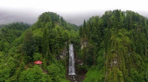 Macahel&rsquo;in saklı cenneti Maral Şelalesi ziyaret&ccedil;ilerini b&uuml;y&uuml;l&uuml;yor
