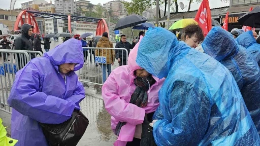 Madenci kıyafetli bebek Zonguldak&rsquo;taki 1 Mayıs y&uuml;r&uuml;y&uuml;ş&uuml;n&uuml;n simgesi oldu

