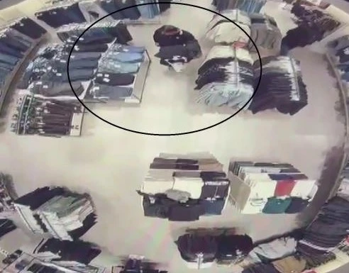 Mağazada alışveriş yaparcasına rahat davranan 118 su&ccedil; kaydı bulunan şahıs, kabinde alarmları s&ouml;kerken yakalandı
