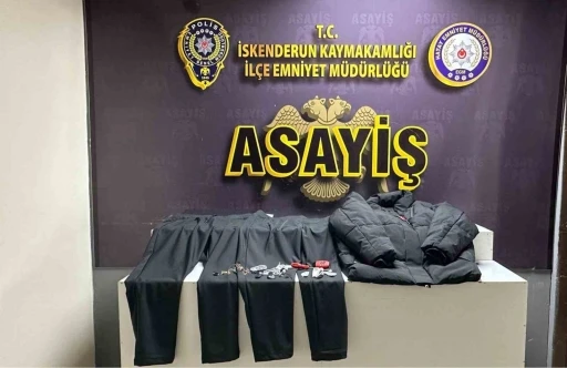 Mağazada &uuml;r&uuml;nlerin alarmlarını tornavida ile s&ouml;kerken yakalandı