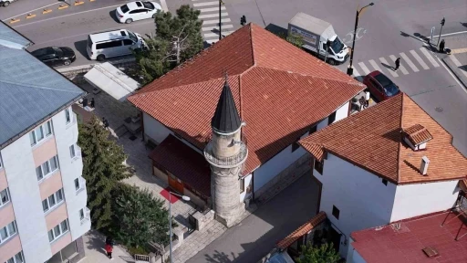 Mahalle adını bu camiden alıyor, minaresindeki zincirler ile dikkat &ccedil;ekiyor

