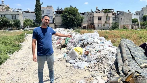 Mahalle arasındaki arsa &ccedil;&ouml;pl&uuml;ğe d&ouml;nd&uuml;, vatandaşlar tepki g&ouml;sterdi
