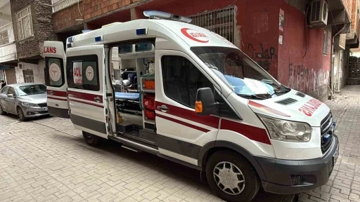 Mahalle sakinleri kokudan ş&uuml;phelendi, yalnız yaşayan adam evinde &ouml;l&uuml; bulundu
