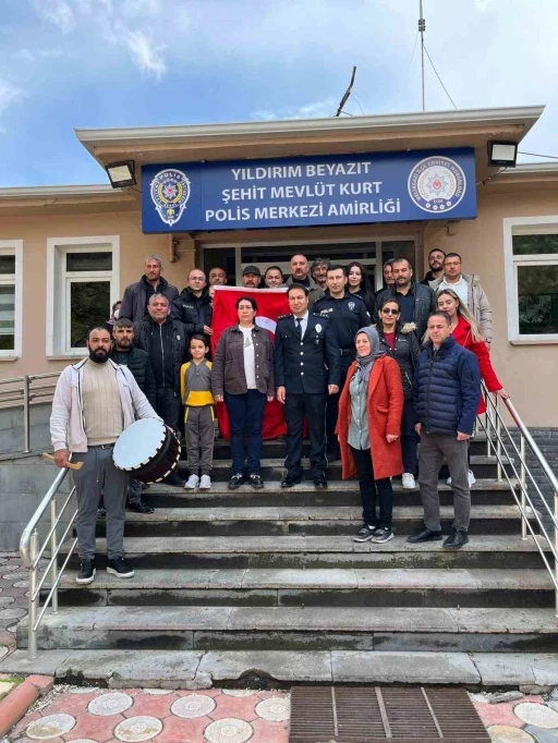 Mahalle sakinlerinden polislere s&uuml;rpriz kutlama
