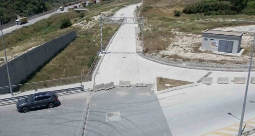 Mahalle sınırındaki kamu yolları beton bloklarla trafiğe kapatıldı

