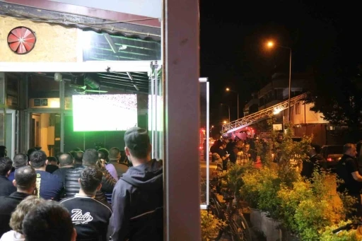 ⁠Mahalle yanarken onlar derbiyi izledi
