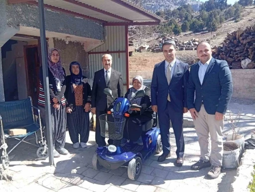 Mahalleli birleşti, engelli kadına ak&uuml;l&uuml; tekerlekli sandalye aldı
