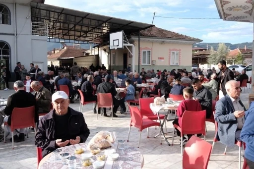 Mahalleli geleneksel bayram yemeğinde buluştu
