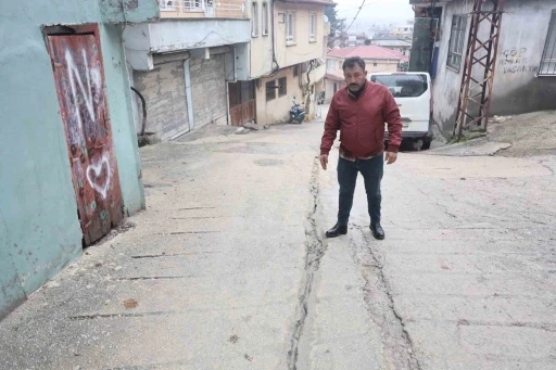 Mahallenin elektriksiz kalmasına sebep olan hırsızların canlarını hi&ccedil;e sayarak yer altındaki kabloları &ccedil;alma anları kamerada
