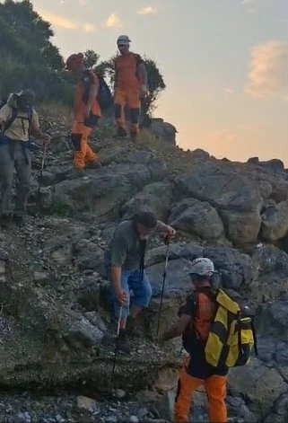 Mahsur kalan 2 kişi 3 saatlik &ccedil;alışmayla kurtarıldı