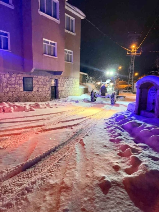 Mahsur kalan hasta vatandaşın yardımına karla m&uuml;cadele ekipleri yetişti
