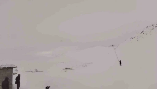 Mahsur kalan hastayı almaya giden helikoptere bez sallayarak yol g&ouml;sterdi
