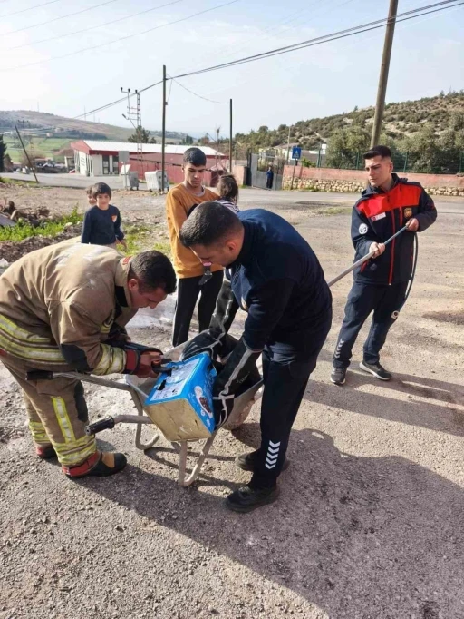 Mahsur kalan k&ouml;peklerin yardımına itfaiye yetişti
