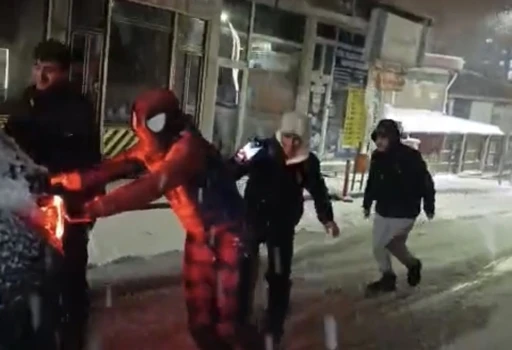 Mahsur kalan s&uuml;r&uuml;c&uuml;ye &ouml;r&uuml;mcek adam desteği
