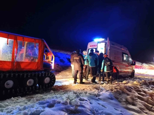 Mahsur kalarak donma tehlikesi ge&ccedil;iren 3 iş&ccedil;iyi ekipler kurtardı

