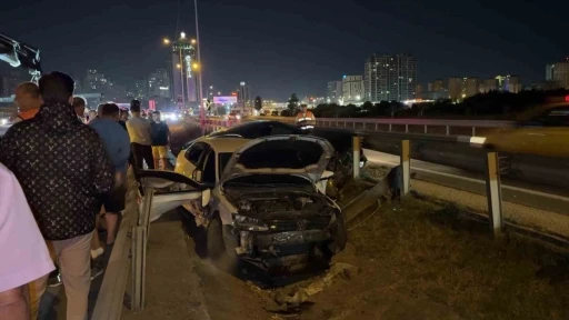 Makas atan araç kazaya sebep oldu: 2 otomobil yol ayrımındaki boşluğa düştü
