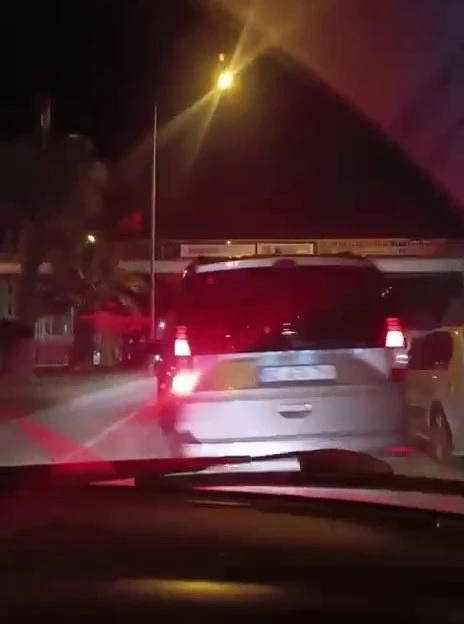 Makas atan ara&ccedil; trafikte tehlike oluşturdu
