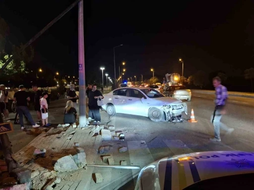Makas atan otomobille birlikte iki ara&ccedil; dereye u&ccedil;tu: 6 yaralı
