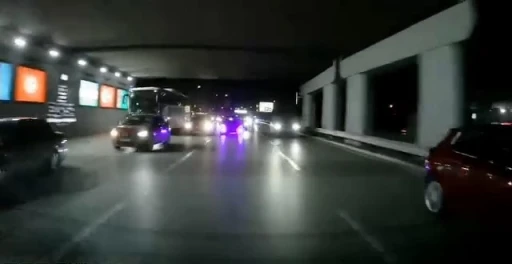 Makas atarak trafiği tehlikeye d&uuml;ş&uuml;ren ara&ccedil; kamerada
