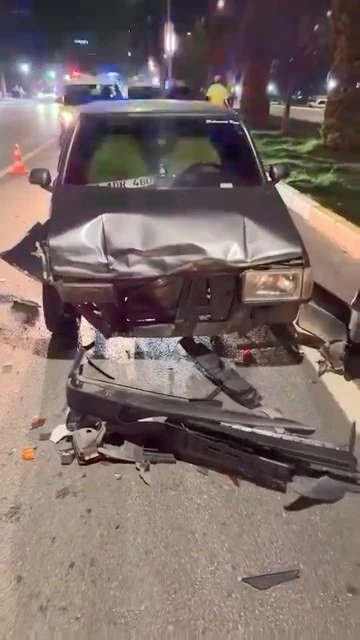 Makas atarken otomobile arkadan &ccedil;arptı... Kaza anı kamerada

