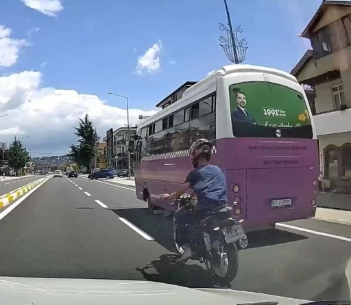 Makas attı, egzozu bağırttı: Plakasız motosikletli trafikte tehlike sa&ccedil;tı
