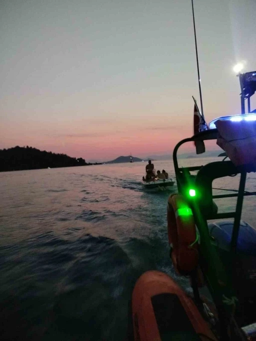 Makine arızası nedeniyle sürüklenen tekne kurtarıldı
