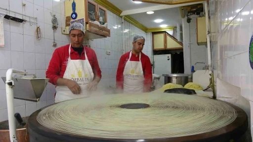 Makine &uuml;retimine karşı el d&ouml;k&uuml;m&uuml; kadayıf
