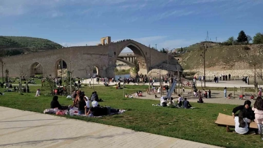 Malabadi Köprüsü bayram tatilinde ziyaretçilerin akınına uğradı
